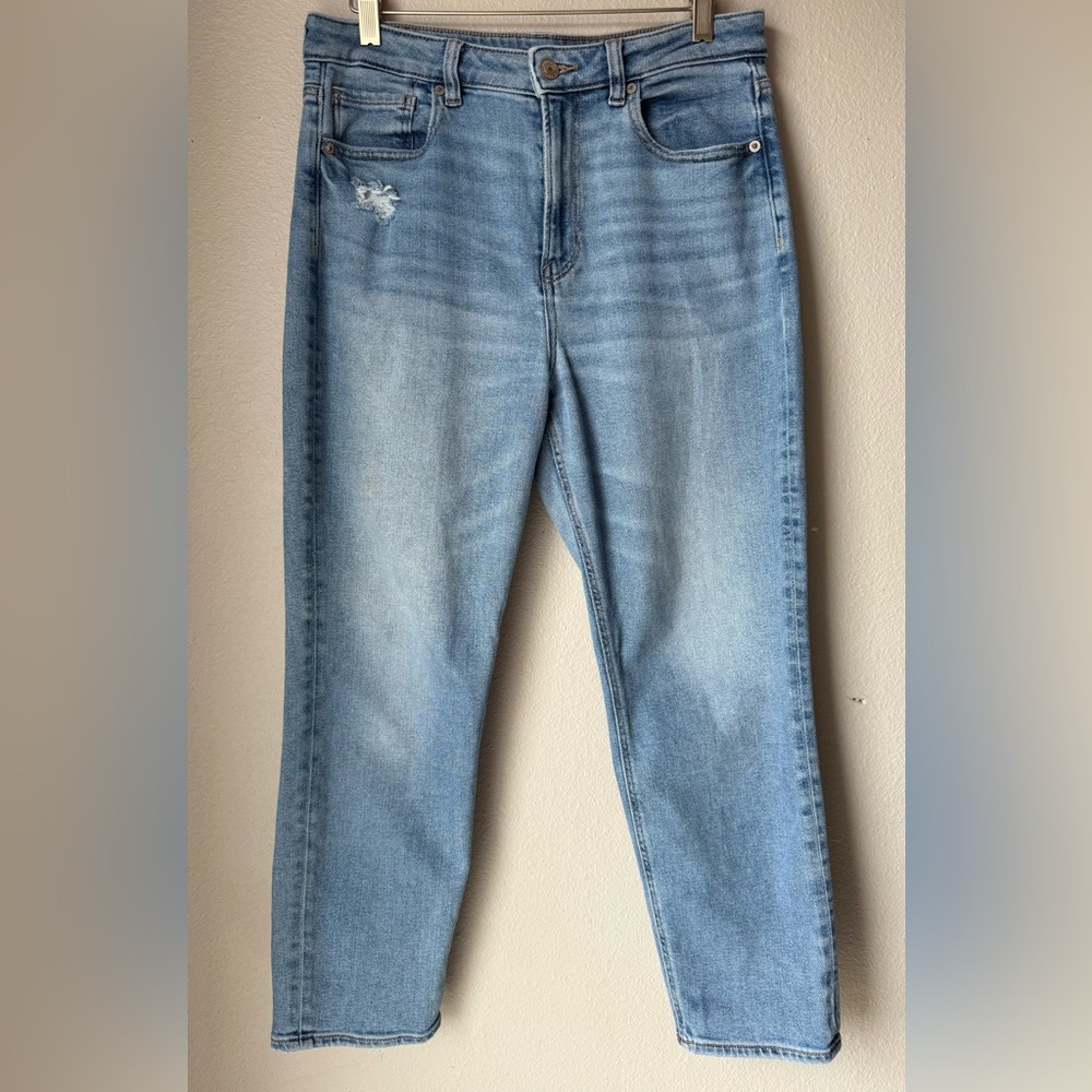 American Eagle Mom Jeans Light Wash Blue Light Distressing Women’s Size 8 Short